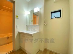 三面鏡つき洗面台。収納も一体型になっているので、ドライヤーやヘアアイロンの置き場に困りませんね。