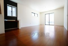 同仕様写真。大きな窓のあるリビングは、陽光あふれる明るい空間です。居心地良く、ご家族皆がゆったり寛げる憩いの空間となりそうです。