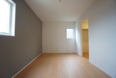住む人のこだわりを活かす洋室＾＾日当たりがよく、寝室としての利用もおすすめ。広めのクローゼットもあり荷物もすっきり片付けれ、ゆとりのある暮らしが出来ます＾＾