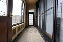 土間スペース。 お洗濯物干しやアウトドア用品の収納としてなど様々な利用用途で活躍しそうです＾＾ 勝手口付き。