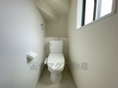 温水洗浄機付トイレです。節水機能もあるので、安心して使えますね。もちろん、1階2階の2ヶ所にトイレがあるので、忙しい朝にもゆとりができますね。