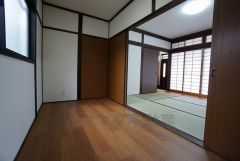 和室に続く約4帖の納戸あり。 大きな荷物の収納はもちろん、和室との続き間としても利用できます＾＾ 収納スペースもあり。