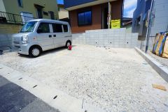 駐車スペースはゆとりある2台分を確保。マイカー用に、お客さま用に、余裕を持ってご利用いただけます^^