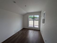 明るい洋室です。ナチュラル色のフローリングで開放的な優しい雰囲気になっています＾＾ベッドや机、ＴＶを置いてもゆとりのある広さです。