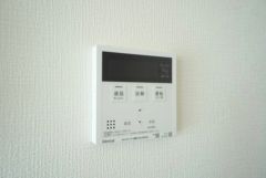 キッチン横からお湯張り、追い炊き、足し湯がボタン一つで楽々操作できる給湯機リモコンです＾＾忙しい夕飯の準備の時間帯に重宝しますね。