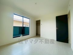 収納力豊富なウォークインクローゼット付き。洋服や小物などを1箇所にまとめて美しい収納を実現します。
