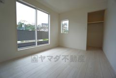 収納力豊富なウォークインクローゼット付き。洋服や小物などを1箇所にまとめて美しい収納を実現します。