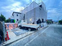 カースペースは停めやすい並列駐車2台付き。