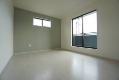 住む人のこだわりを活かす洋室＾＾日当たりがよく、寝室としての利用もおすすめ。広めのクローゼットもあり荷物もすっきり片付けれ、ゆとりのある暮らしが出来ます＾＾
