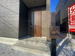 ブラウントーンの玄関扉＾＾外壁とマッチングしていてかっこいいですね＾＾家の顔となる玄関扉がかっこいいと、たくさんの人を招き入れたくなりますね＾＾