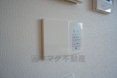 キッチン横から玄関錠の開錠施錠が出来ます。