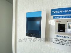 同仕様写真。防犯性もばっちり、TVモニター付きインターフォン完備。大きなモニターで玄関先を確認できます。録画機能が付いているので不在時の訪問者も確認できて安心です^^