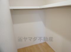 同仕様写真。収納力豊富なウォークインクローゼット。洋服や小物などを1箇所にまとめて美しい収納を実現します。スーツケースのような大型の荷物も置けます＾＾