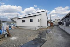 前面道路は南側約2.37ｍ。