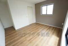 同仕様写真。住む人のこだわりを活かす洋室＾＾日当たりがよく、寝室としての利用もおすすめ。広めのクローゼットもあり荷物もすっきり片付けれ、ゆとりのある暮らしが出来ます＾＾