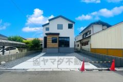 並列駐車3台分を確保＾＾ ご夫婦で一台ずつと急な来客にも困りませんね＾＾ 前面道路は4.5～4.6ｍ。