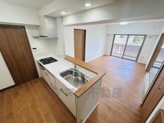 大きな窓のあるリビングは、陽光あふれる明るい空間です。居心地良く、ご家族皆がゆったり寛げる憩いの空間となりそうです。