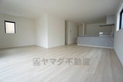 家族が集まる開放的なリビング。約22.5帖の大空間で毎日のお食事が楽しみです＾＾思い思いの時間を過ごしたり、家族みんなで食事をしたり、素敵な団らんの場になりますね。