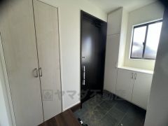 たっぷり収納できるシューズボックスです。家族全員の靴がきれいに整頓できます。棚の上にお花や写真を飾っても良いですね。