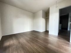 住む人のこだわりを活かす洋室＾＾日当たりがよく、寝室としての利用もおすすめ。広めのクローゼットもあり荷物もすっきり片付けれ、ゆとりのある暮らしが出来ます＾＾