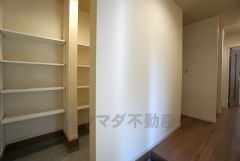 シューズインクローゼットも完備されており、玄関収納も問題ありません。棚の上にお花など飾ってインテリアも楽しめますね。