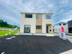 カースペースは停めやすい並列駐車3台付き。