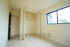 明るい洋室です。ナチュラル色のフローリングで開放的な優しい雰囲気になっています＾＾ベッドや机、ＴＶを置いてもゆとりのある広さです。