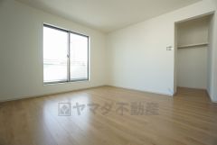 同仕様写真。主寝室としてお使いいただけそうなこちらのお部屋は、日当たりが良く、爽やかな風を感じて起きる朝は、快適生活の始まりに。