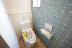 温水洗浄機付トイレです。節水機能もあるので、安心して使えますね。もちろん、1階2階の2ヶ所にトイレがあるので、忙しい朝にもゆとりができますね。