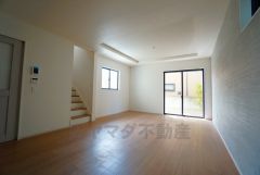 大きな窓のあるリビングは、陽光あふれる明るい空間です。居心地良く、ご家族皆がゆったり寛げる憩いの空間となりそうです。