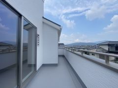 風通しも良く日当たり良好なバルコニーは、洗濯物を干すだけでなく、テーブルセットを置いて休日にブランチ、星を眺めながら晩酌もいいですね＾＾バルコニーのあるステキな生活をお楽しみください＾＾