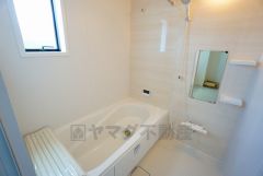 1日の疲れを癒すくつろぎのバスルーム。足を伸ばしてもゆったりと入れるサイズです。お子様と一緒にお風呂に入っても狭くないですね^^