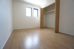住む人のこだわりを活かす洋室。日当たりがよく、寝室としての利用もおすすめ。広めのクローゼットには荷物をすっきり片付けられ、ゆとりのある暮らしが出来ます＾＾