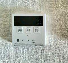 キッチン横からお湯張り、追い炊き、足し湯がボタン一つで楽々操作できる給湯機リモコンです＾＾忙しい夕飯の準備の時間帯に重宝しますね。