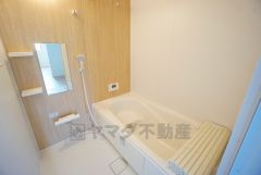 1日の疲れを癒すくつろぎのバスルーム。足を伸ばしてもゆったりと入れるサイズです。お子様と一緒にお風呂に入っても狭くないですね^^