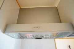 調理により発生する油煙や臭いを吸い込み、屋外へ排気してくれます。