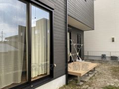 駐車スペースとは別にお庭もついております。広さも十分あるので、ガーデニングやBBQなど楽しみの増えるお庭です＾＾