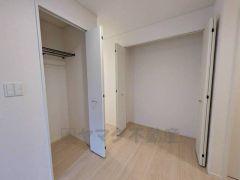 住む人のこだわりを活かす洋室＾＾日当たりがよく、寝室としての利用もおすすめ。広めのクローゼットもあり荷物もすっきり片付けれ、ゆとりのある暮らしが出来ます＾＾