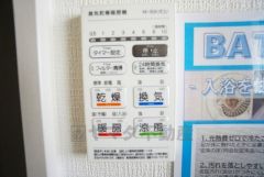 雨の日の洗濯も安心できる浴室暖房乾燥機付き浴室。 浴室暖房乾燥機には、暖房、乾燥、涼風、換気の4つの機能が付いています。タイマー付きです。