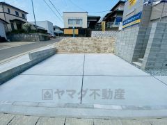 カースペースは停めやすい並列駐車2台付き。