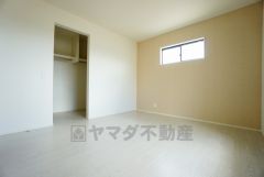 ウォークインクローゼット付きの洋室。スペースも広く、毎日のコーディネートが楽しくなります＾＾