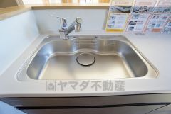 色も形もキレイなシンクは、広さも確保しているので、大きめの鍋も簡単に洗えます。