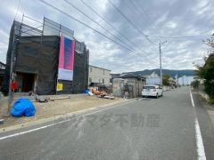 前面道路は公道南西側約6ｍ。 交通量も少なく幅広いため、お車の離合や駐車がスムーズです＾＾