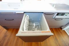 家事の時間が短縮できる食器洗浄乾燥機付。後片付けもラクラクです。 食器を洗う手間が減るので家族とのコミュニケーションの時間や自分の時間が増えますね。
