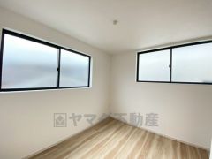 2面採光を確保した明るい室内は、風通しも良く、大変居心地の良い空間となっております。爽やかな風を感じて起きる朝は、快適生活の始まりに。