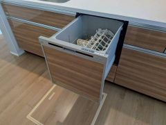 食事の後の手間を解消する食器洗い乾燥機を標準装備。手洗いよりも断然節約でき、節水で自然にもやさしいです。