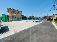 前面道路は居住者のみの通行で交通量が少なく小さなお子様がいるご家庭も安心です＾＾ 大型車両の交通も無く静かで快適な生活を送れます＾＾