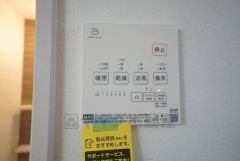 雨の日の洗濯も安心できる浴室暖房乾燥機付き浴室。リモコンで操作もボタン1つで簡単。 浴室暖房乾燥機には、暖房、乾燥、涼風、換気の4つの機能が付いています。タイマー付きです。