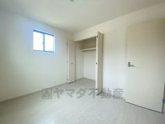 明るい洋室です。ナチュラル色のフローリングで開放的な優しい雰囲気になっています＾＾ベッドや机、ＴＶを置いてもゆとりのある広さです。