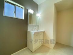 三面鏡つき洗面台。収納も一体型になっているので、ドライヤーやヘアアイロンの置き場に困りませんね。